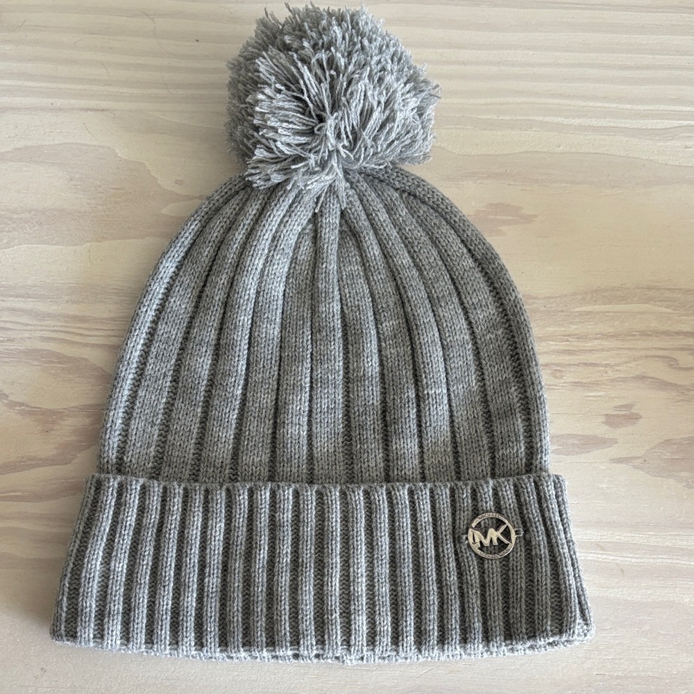 NWOT MICHAEL Michael Kors Light‎ Gray Knit Pom-Pom Beanie